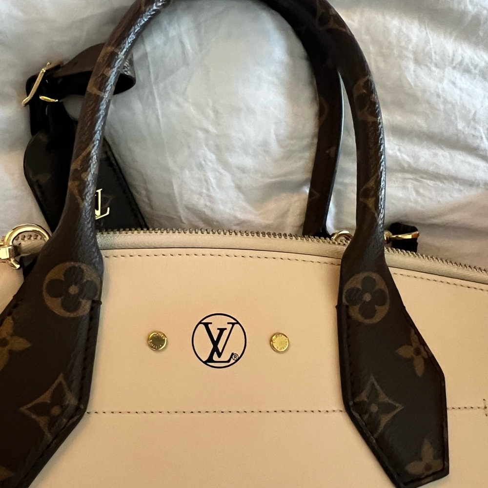 Louis Vuitton city streamer bag